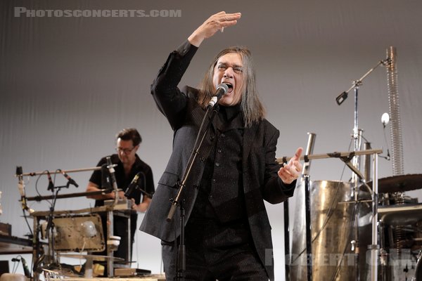 EINSTURZENDE NEUBAUTEN - 2022-10-08 - PARIS - Le Trianon - Christian Emmerich [Blixa Bargeld]